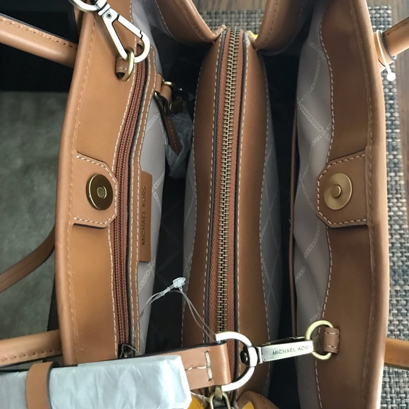 ❗️SOLD❗️MICHAEL KORS,AUTHENTIC,NWT, women handbag - Picture 7 of 8